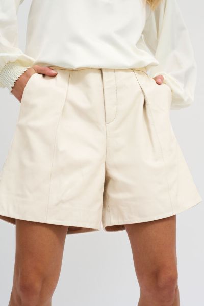 Bilde av MY ESSENTIAL 12 THE LEATHER SKINNSHORTS - OFFWHITE 