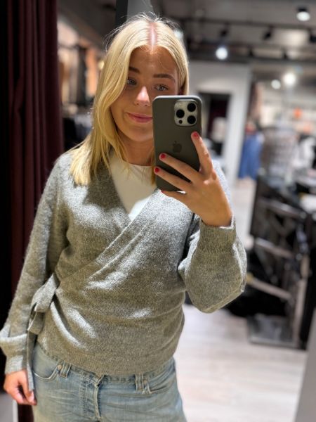 Bilde av PZIRIS WRAP PULLOVER- GRÅ 