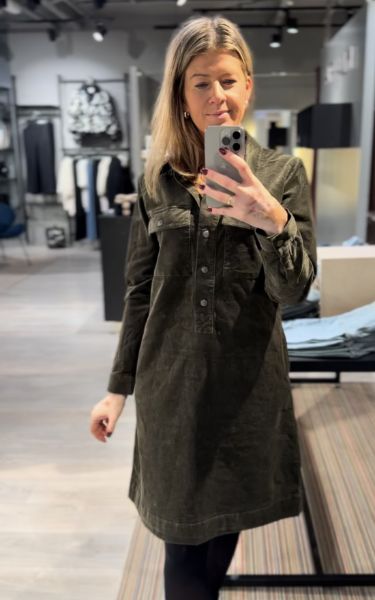 Bilde av PZSALLY LS PLACKET DRESS - ARMYGRØNN